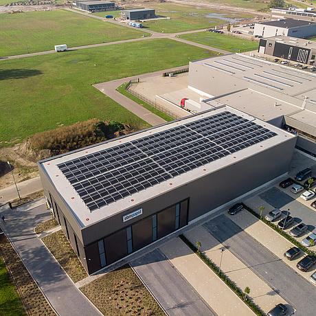 Zonnestroomsysteem van 161 kWp bij marktleider in ventilatoren